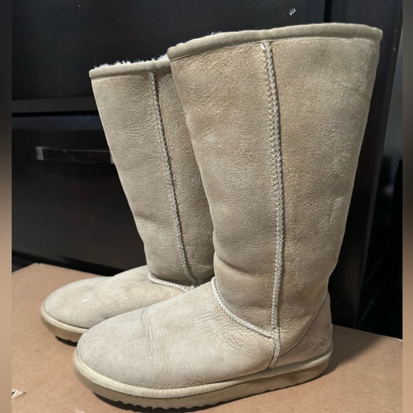 Used Discontinued Color Sand UGGS size 7 - Picture 4 of 4